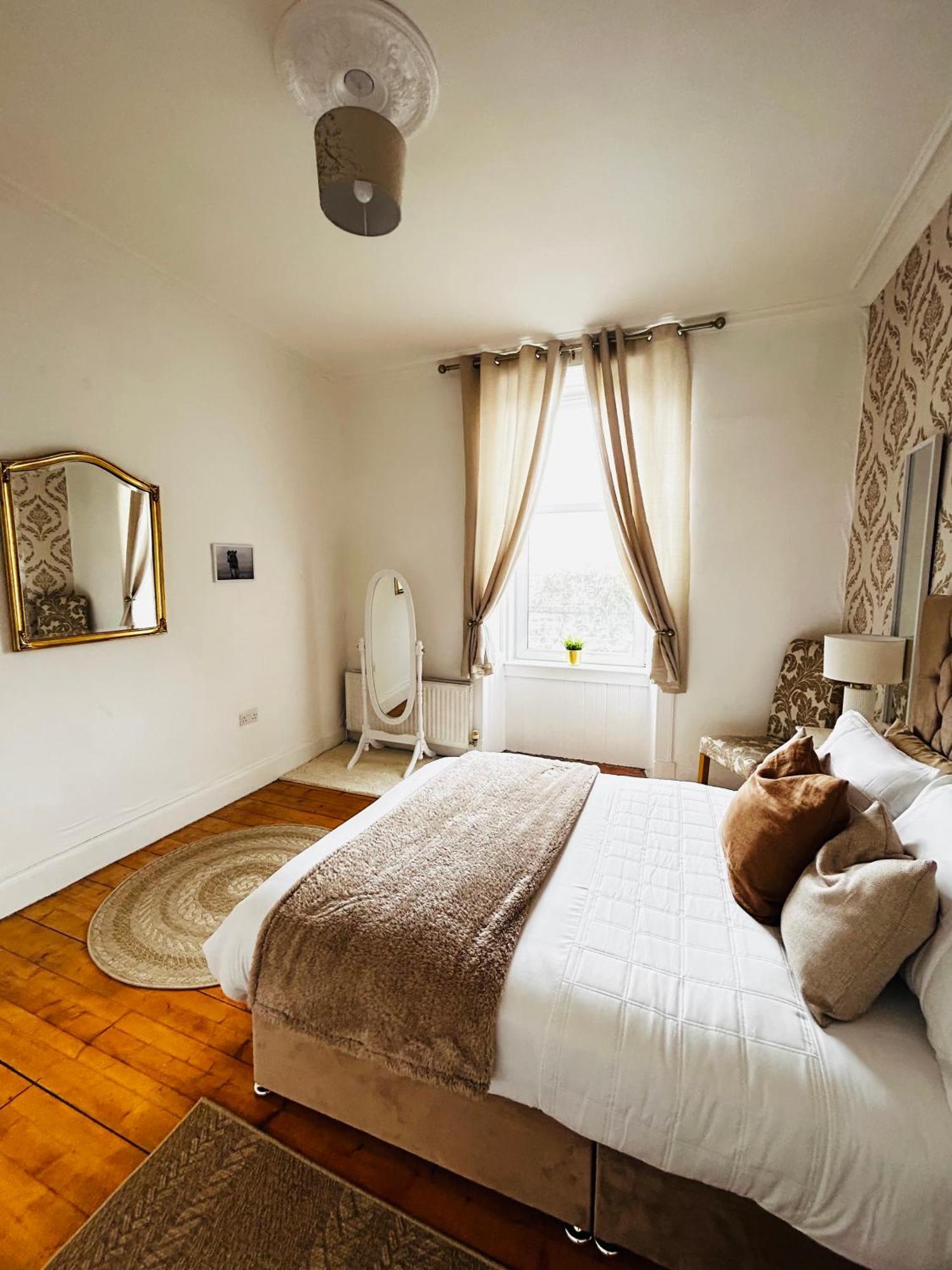 The Lazy Lion - Spacious 2 Bedroom - Town Centre Holiday Home Apartment Port Glasgow Exterior photo