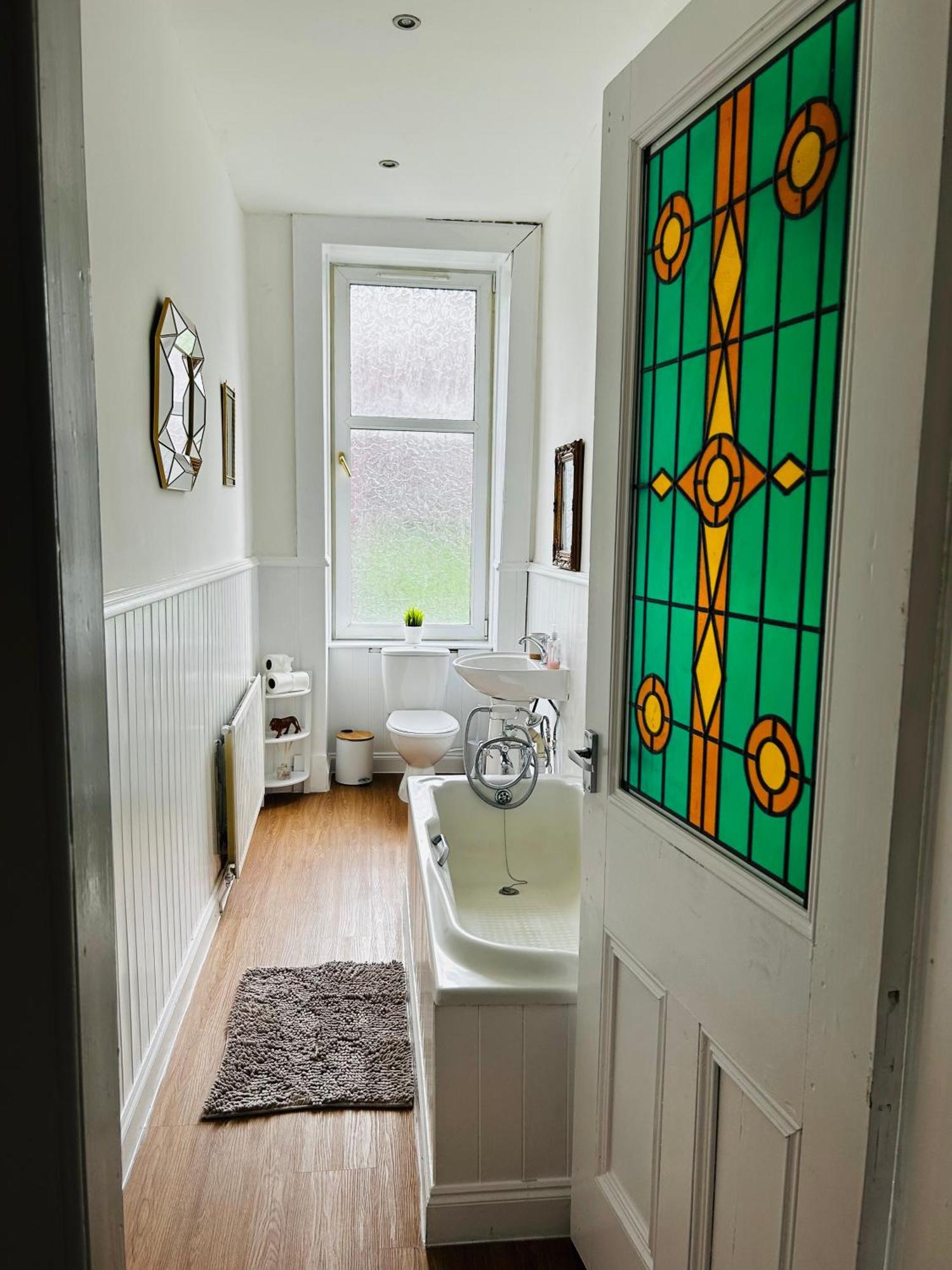 The Lazy Lion - Spacious 2 Bedroom - Town Centre Holiday Home Apartment Port Glasgow Exterior photo